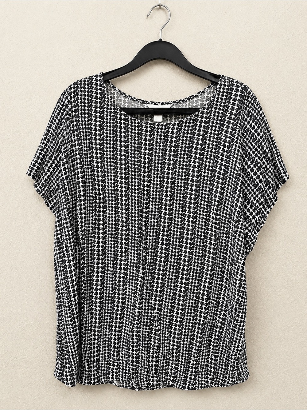 CJ Banks Black & White Printed Scoop Neck Blouse